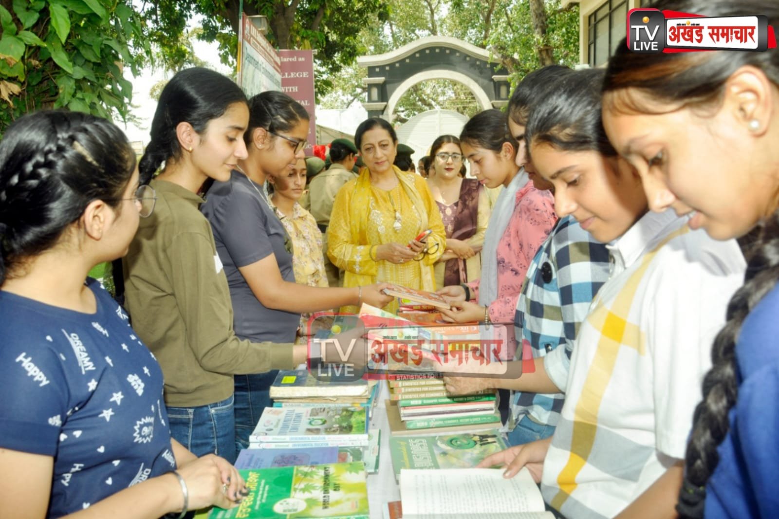 केएमवी कॉलेजिएट सीनियर सेकेंडरी  स्कूल बुक बैंक ने छात्रों को मुफ्त में बांटी किताबें