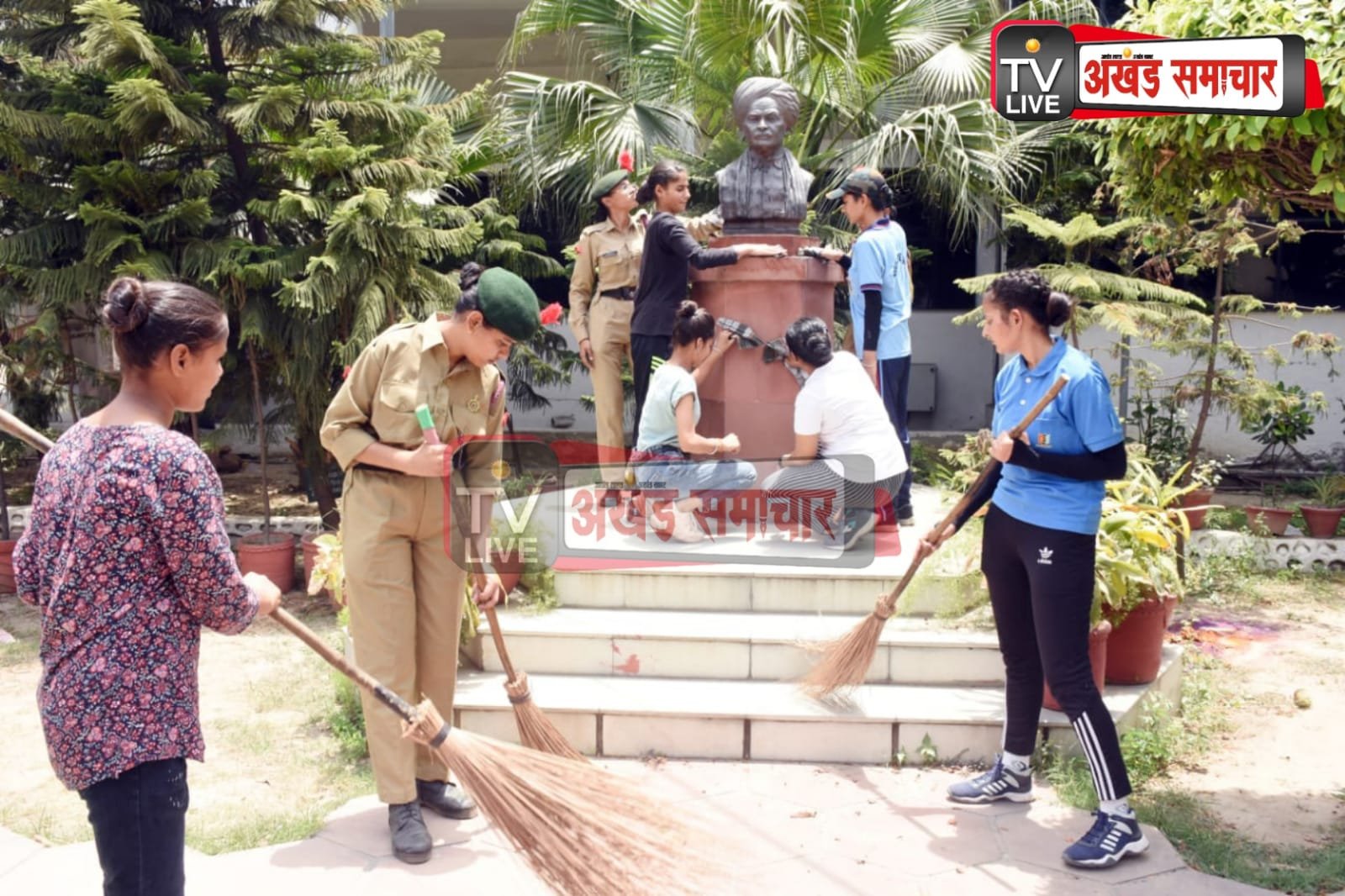 शहीद-ए-आजम स. भगत सिंह की प्रतिमा की सफाई कर केएमवी के एनसीसी कैडेट्स ने चलाया स्वच्छता अभियान