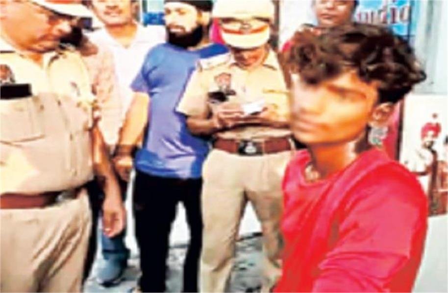 पुलिस करती रही फ्लैग मार्च, युवक ने सरे बाजार छीना मोबाइल