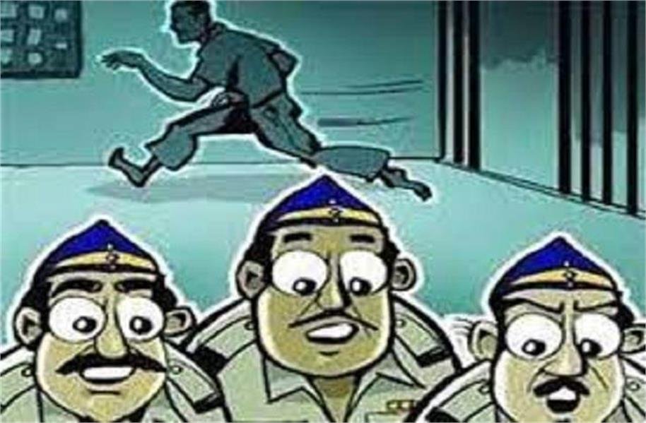 पुलिस को चकमा देकर कैदी हुआ फरार, 3 ए.एस.आई. पर मामला दर्ज