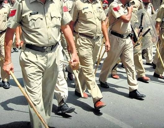 आतंकवादी को गिरफ्तार करने गई पुलिस टीम को मारने की कोशिश, मामला दर्ज