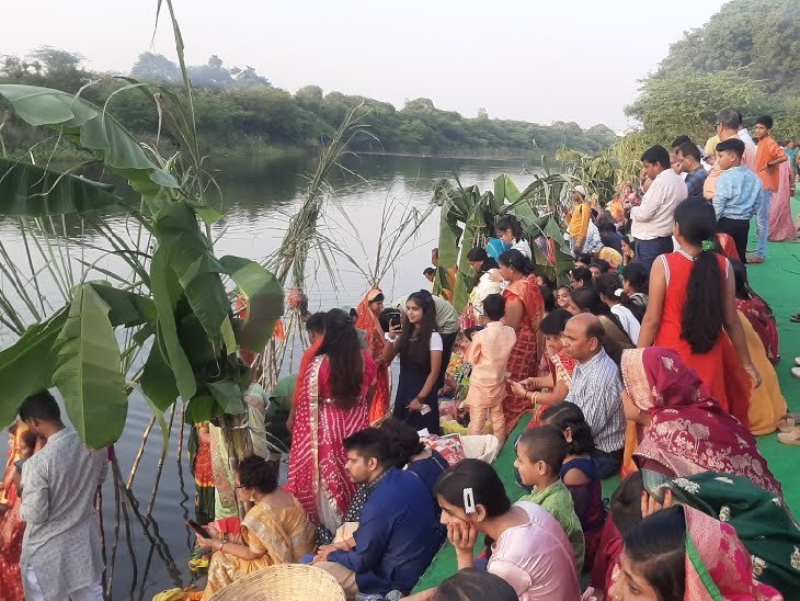 ढलते सूरज को अर्घ्य देकर की पूजा : सभी महिलाएं सोमवार को तोड़ेंगी अपना 36 घण्टों का उपवास