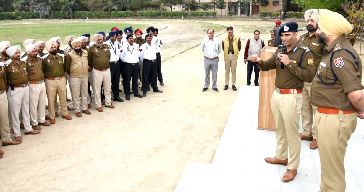 जालंधर कमिश्नरेट पुलिस द्वारा शहर में ट्रैफिक को सुचारू ढंग से चलाने व बेहतर करने को लेकर ट्रैफिक अधिकारियों के साथ की गई विशेष बैठक