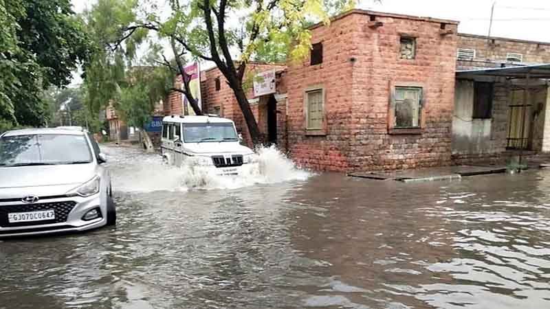 चक्रवाती तूफान से राजस्थान में बाढ़, बाड़मेर, सिरोही के साथ जालोर में भी हालात खराब ।