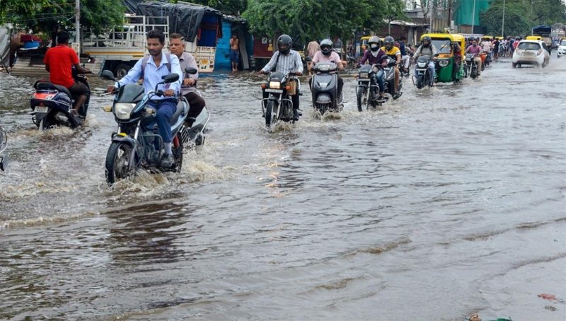 गुजरात में भारी बारिश से बिगड़े हालात ; दो नेशनल हाइवे बंद, 271 सड़कें भी बंद