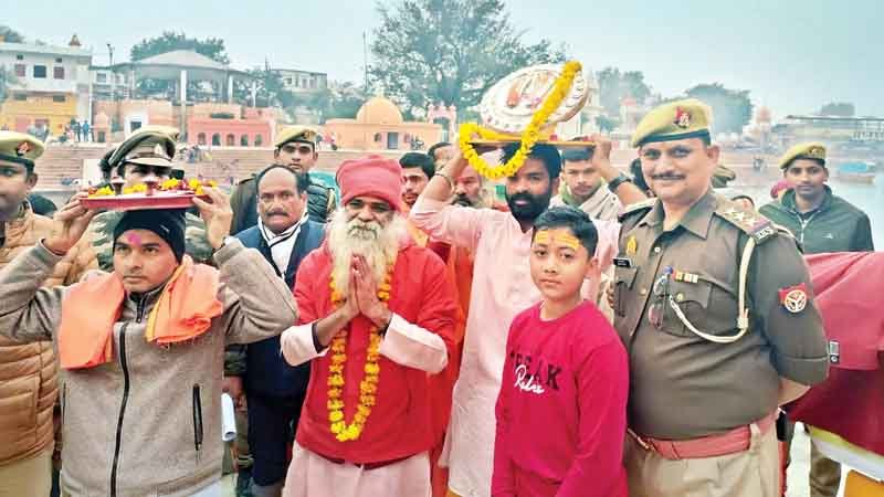 गाजे-बाजे संग चित्रकूट से निकलीं श्रीराम चरण पादुकाएं, प्रतापगढ़ होते हुए 19 को नंदीग्राम के रास्ते पहुंचेंगी अयोध्या