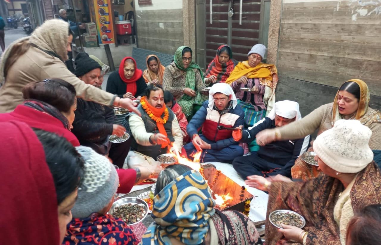 श्री कष्ट निवारण बालाजी मंदिर के प्रांगण में माघ महीनें के पहले दिन विधायक रमन अरोड़ा के परिवार ने करवाया हवन यज्ञ