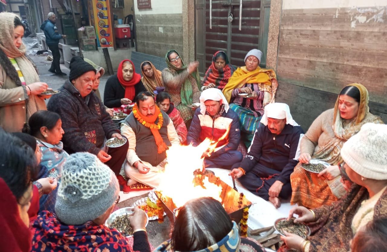 श्री कष्ट निवारण बालाजी मंदिर के प्रांगण में माघ महीनें के पहले दिन विधायक रमन अरोड़ा के परिवार ने करवाया हवन यज्ञ