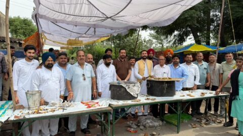 पिता की प्रथम पुण्यतिथि पर पार्षद दीपक शारदा व कुलदीप शारदा ने लगाया श्रद्धा का लंगर