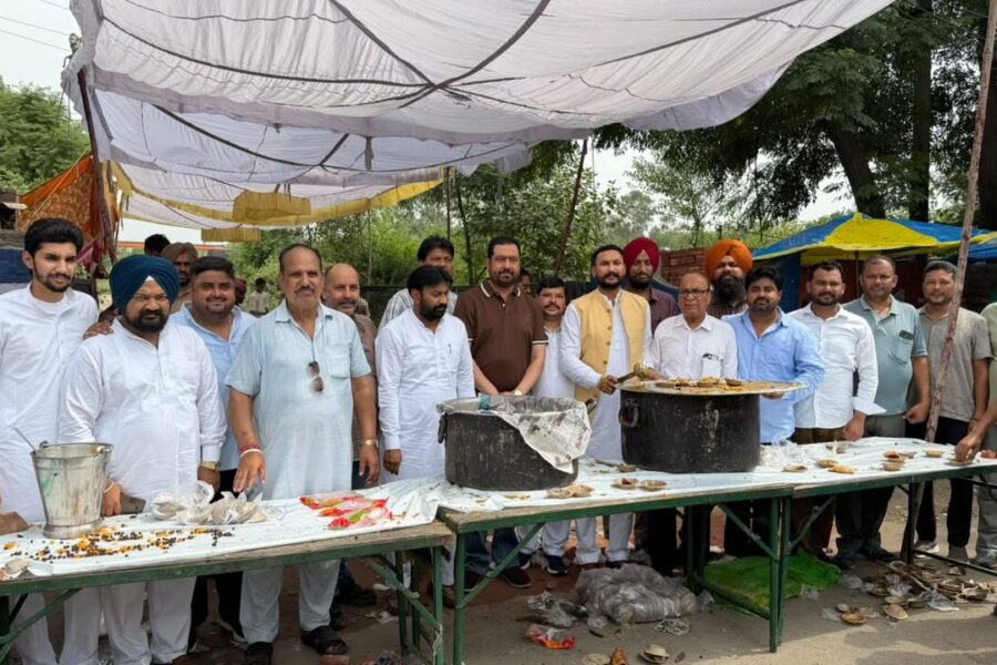 पिता की प्रथम पुण्यतिथि पर पार्षद दीपक शारदा व कुलदीप शारदा ने लगाया श्रद्धा का लंगर