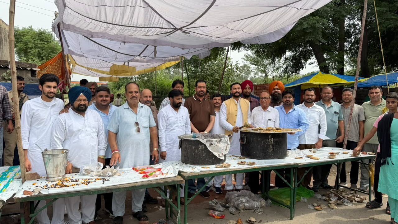 पिता की प्रथम पुण्यतिथि पर पार्षद दीपक शारदा व कुलदीप शारदा ने लगाया श्रद्धा का लंगर