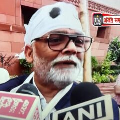 पप्पू यादव संसद पहुंचे: माथे पर प्लास्टर, हाथ में लाठी, अनोखे अंदाज़ ने खींचा सबका ध्यान