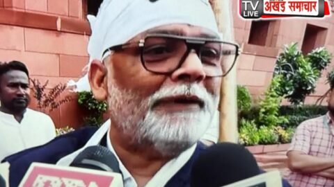 पप्पू यादव संसद पहुंचे: माथे पर प्लास्टर, हाथ में लाठी, अनोखे अंदाज़ ने खींचा सबका ध्यान