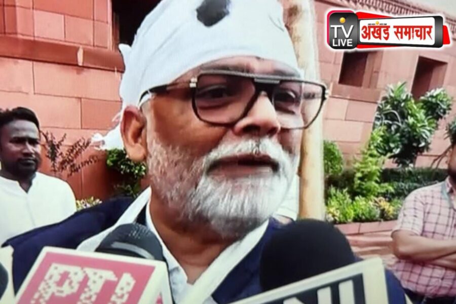 पप्पू यादव संसद पहुंचे: माथे पर प्लास्टर, हाथ में लाठी, अनोखे अंदाज़ ने खींचा सबका ध्यान
