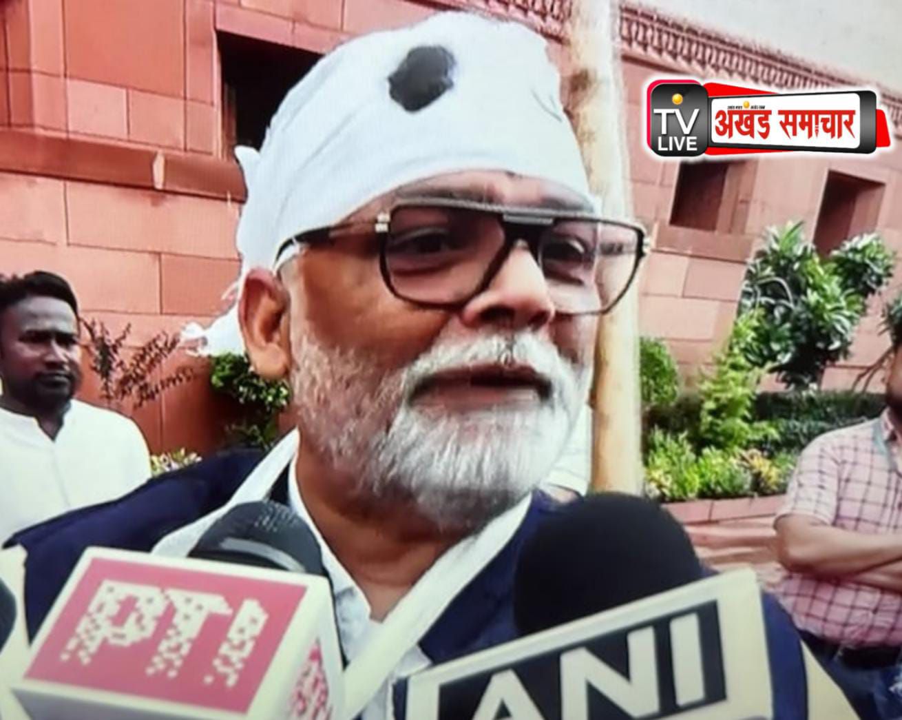 पप्पू यादव संसद पहुंचे: माथे पर प्लास्टर, हाथ में लाठी, अनोखे अंदाज़ ने खींचा सबका ध्यान