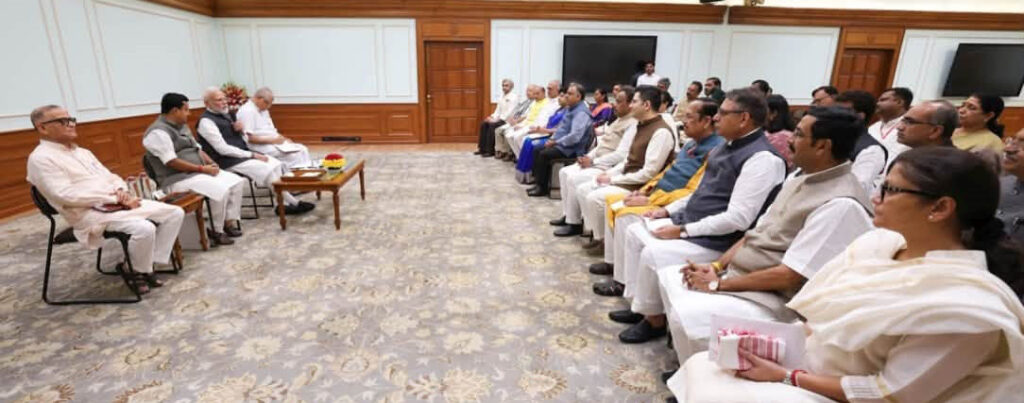 प्रधानमंत्री नरेंद्र मोदी ने राज्यसभा सांसद बैठक में विकसित भारत, जनसेवा और सुशासन पर जोर देते हुए सांसदों से जनता की अपेक्षाओं के अनुरूप समर्पण और प्रतिबद्धता के साथ कार्य करने का आह्वान किया।