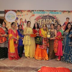 तड़के वाली तीज समारोह में विजेता महिलाएं और प्रतिभागी