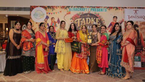 तड़के वाली तीज समारोह में विजेता महिलाएं और प्रतिभागी