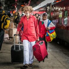 भारतीय रेलवे ऑनलाइन लगेज बुकिंग सुविधा शुरू हो गई है। अब कन्फर्म टिकट वाले यात्री अतिरिक्त सामान (Extra Luggage) की ऑनलाइन बुकिंग कर सकते हैं। जानें पूरी प्रक्रिया, वेबसाइट, शुल्क और इस नई सुविधा के सभी फायदे।