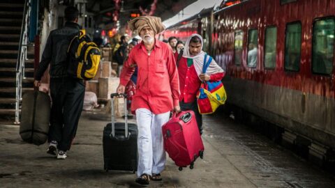 भारतीय रेलवे ऑनलाइन लगेज बुकिंग सुविधा शुरू हो गई है। अब कन्फर्म टिकट वाले यात्री अतिरिक्त सामान (Extra Luggage) की ऑनलाइन बुकिंग कर सकते हैं। जानें पूरी प्रक्रिया, वेबसाइट, शुल्क और इस नई सुविधा के सभी फायदे।