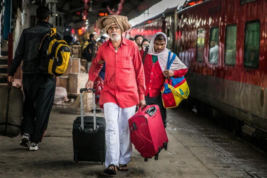 भारतीय रेलवे ऑनलाइन लगेज बुकिंग सुविधा शुरू हो गई है। अब कन्फर्म टिकट वाले यात्री अतिरिक्त सामान (Extra Luggage) की ऑनलाइन बुकिंग कर सकते हैं। जानें पूरी प्रक्रिया, वेबसाइट, शुल्क और इस नई सुविधा के सभी फायदे।