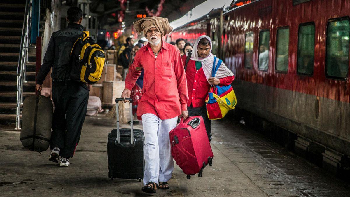भारतीय रेलवे ऑनलाइन लगेज बुकिंग सुविधा शुरू हो गई है। अब कन्फर्म टिकट वाले यात्री अतिरिक्त सामान (Extra Luggage) की ऑनलाइन बुकिंग कर सकते हैं। जानें पूरी प्रक्रिया, वेबसाइट, शुल्क और इस नई सुविधा के सभी फायदे।