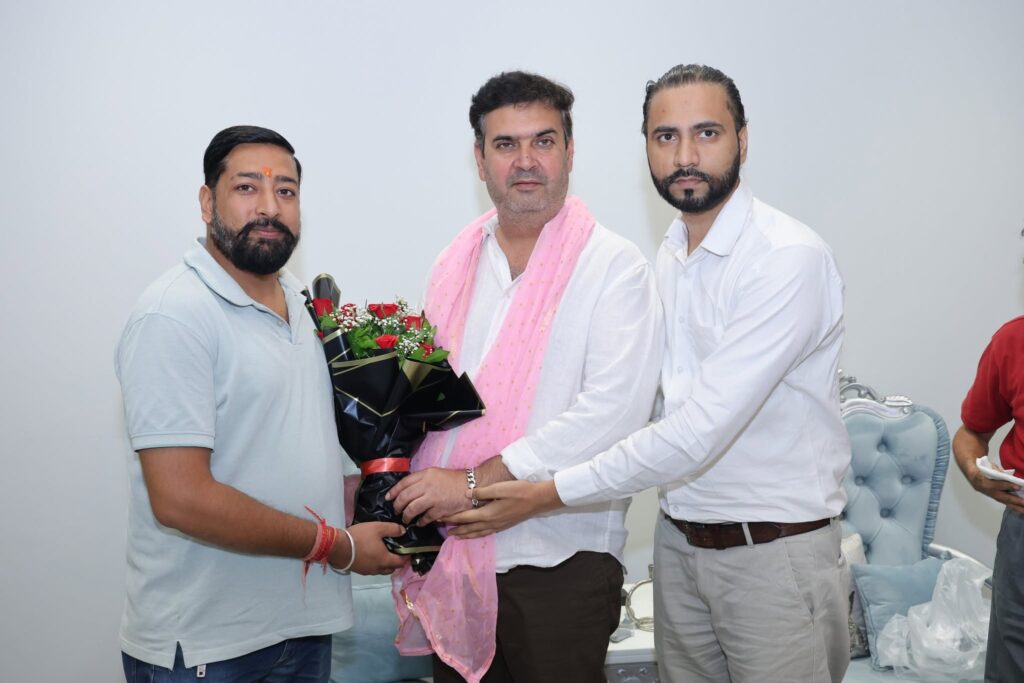 मेयर विनीत धीर नॉर्थ हल्का इंचार्ज बनने पर AAP वार्ड 27 के इंचार्ज दीपक कुमार और समाज सेवक हनी भाटिया ने मुलाकात कर शुभकामनाएं दीं। पढ़ें पूरी खबर।