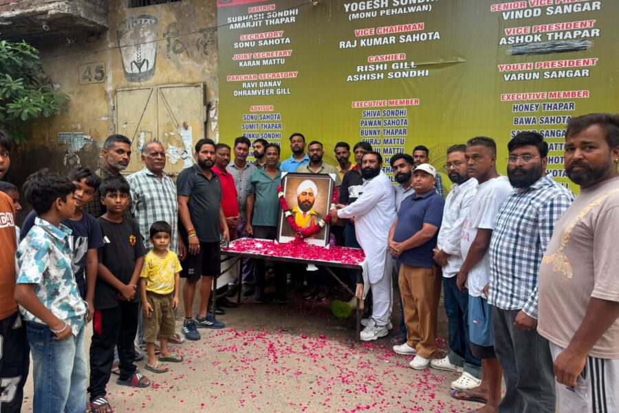 शहीद ऊधम सिंह बलिदान दिवस पर जालंधर के गुरदेव नगर स्थित भगवान वाल्मीकि वेलफेयर सोसायटी (रजि.) ने श्रद्धांजलि सभा आयोजित कर महान क्रांतिकारी को पुष्प अर्पित किए और उनके आदर्शों पर चलने का संकल्प लिया।