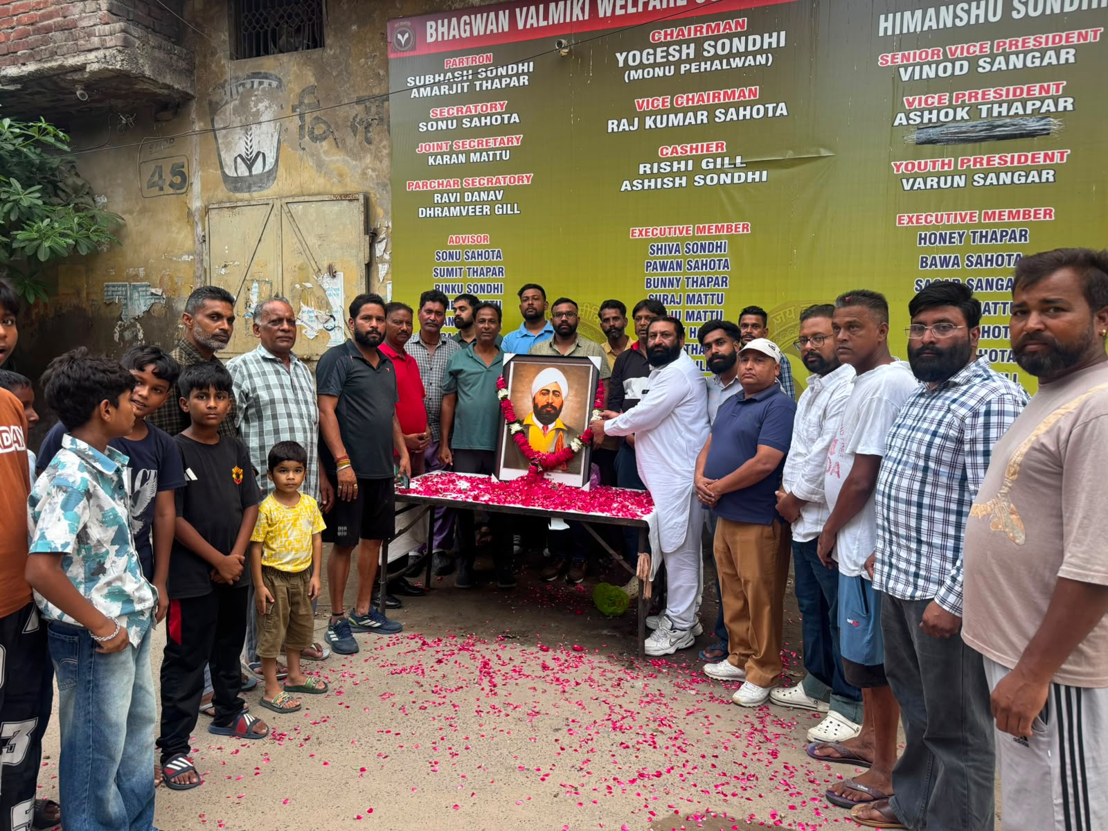 शहीद ऊधम सिंह बलिदान दिवस पर जालंधर के गुरदेव नगर स्थित भगवान वाल्मीकि वेलफेयर सोसायटी (रजि.) ने श्रद्धांजलि सभा आयोजित कर महान क्रांतिकारी को पुष्प अर्पित किए और उनके आदर्शों पर चलने का संकल्प लिया।