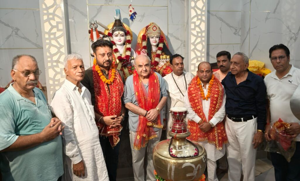 शिव मंदिर शिव नगर हनुमान चालीसा पाठ में श्रद्धालुओं ने भक्ति भाव से बालाजी महाराज का गुणगान किया। मेयर विनीत धीर सहित गणमान्य व्यक्तियों ने नतमस्तक होकर आशीर्वाद लिया।