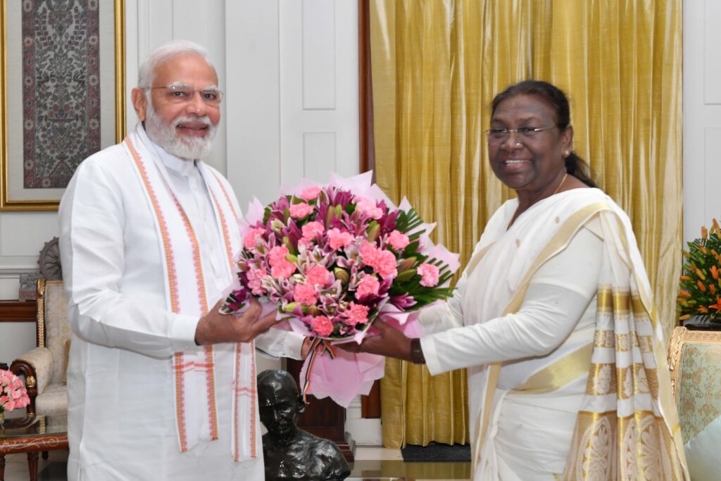 प्रधानमंत्री नरेंद्र मोदी जन्मदिन पर राष्ट्रपति द्रौपदी मुर्मू ने शुभकामनाएं दीं। उन्होंने सुशासन, समावेशी विकास और राष्ट्र निर्माण में प्रधानमंत्री के योगदान का उल्लेख किया।