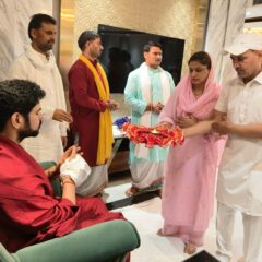 आचार्य गौरव कृष्ण महाराज का सुनील नैय्यर के निवास पर भव्य स्वागत