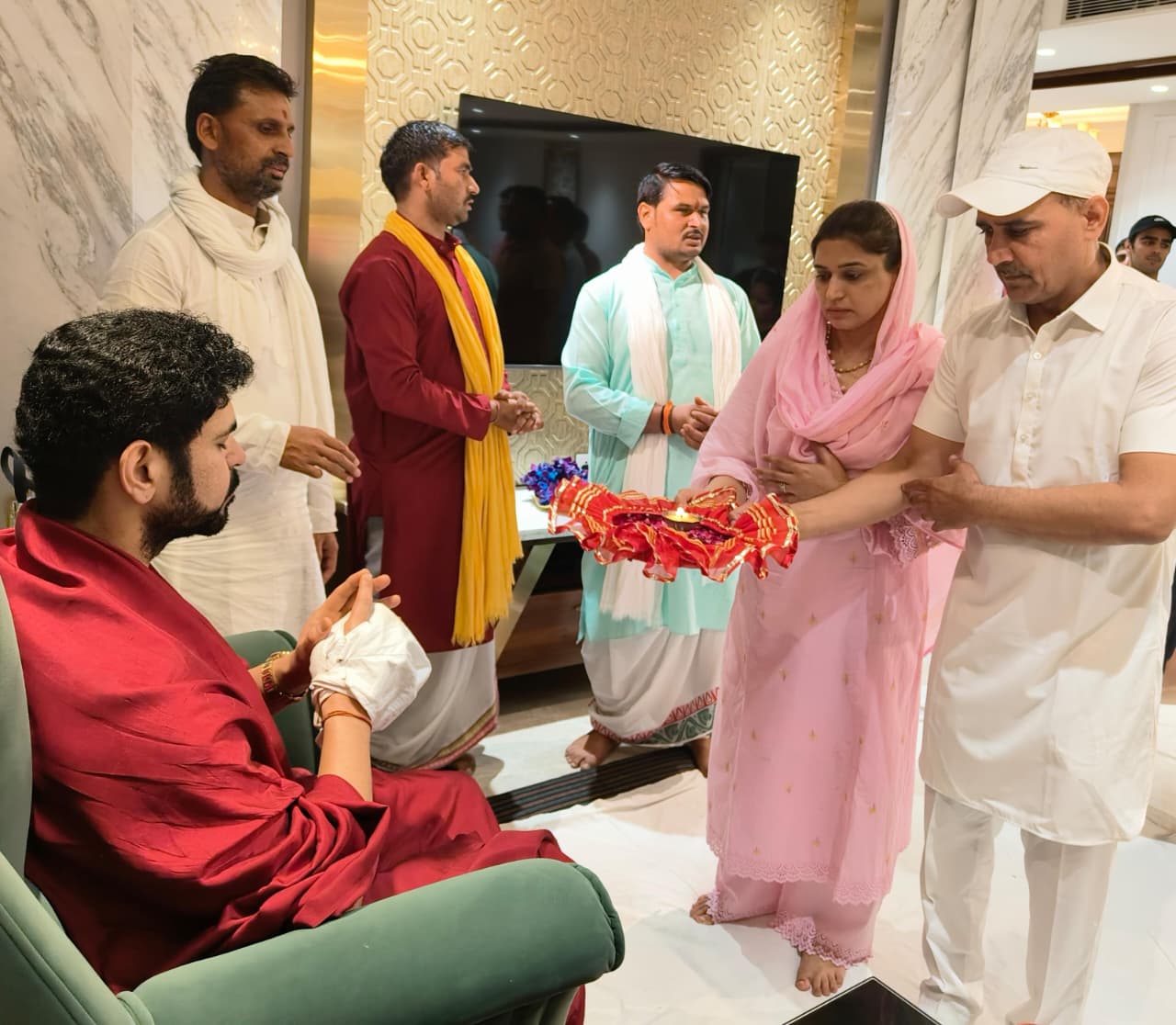 आचार्य गौरव कृष्ण महाराज का सुनील नैय्यर के निवास पर भव्य स्वागत