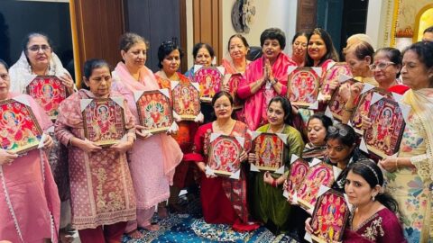 जालंधर हाइट्स-2 में दुर्गा स्तुति पाठ के दौरान मां भगवती का गुणगान करतीं महिलाएं