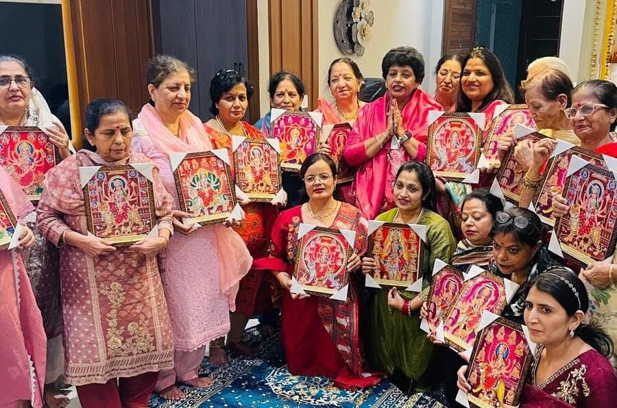 जालंधर हाइट्स-2 में दुर्गा स्तुति पाठ के दौरान मां भगवती का गुणगान करतीं महिलाएं