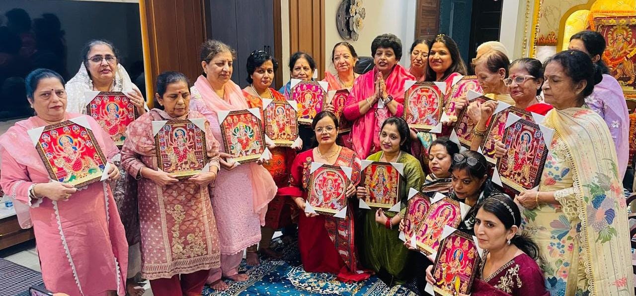 जालंधर हाइट्स-2 में दुर्गा स्तुति पाठ के दौरान मां भगवती का गुणगान करतीं महिलाएं