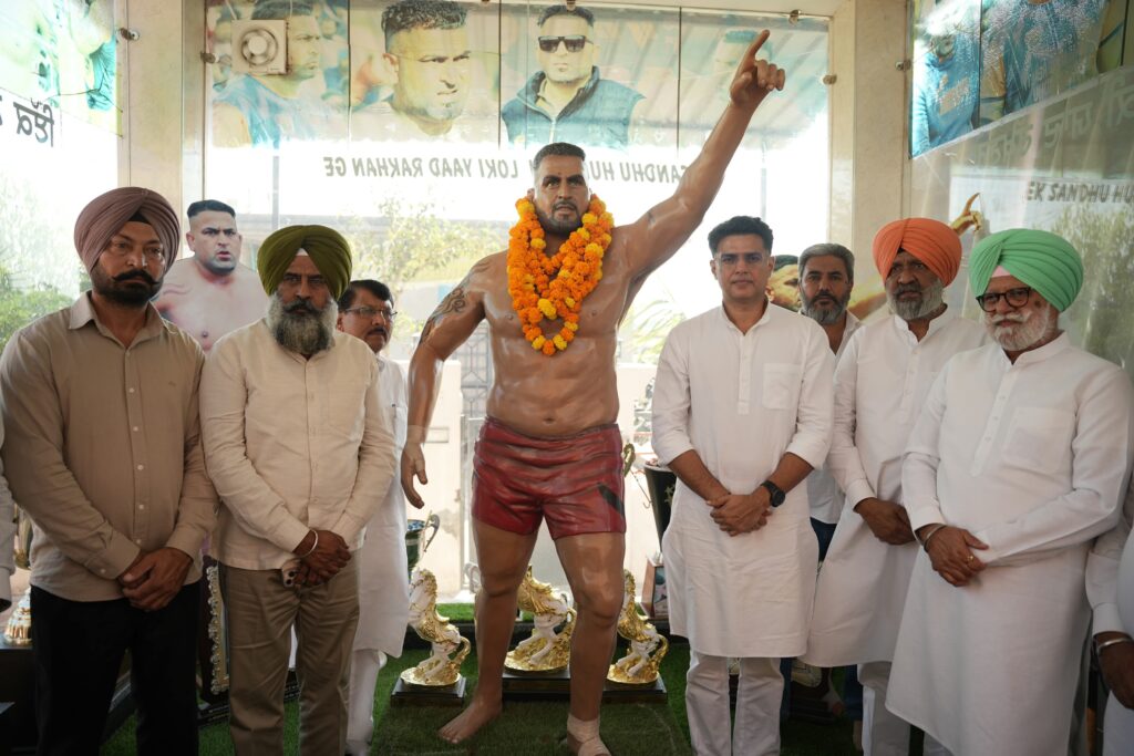 पंजाब में गैंगस्टरवाद और नशे की समस्या को लेकर कांग्रेस ने आम आदमी पार्टी सरकार पर निशाना साधा है। पंजाब प्रदेश कांग्रेस कमेटी के अध्यक्ष परगट सिंह और पंजाब कांग्रेस प्रभारी सचिन पायलट ने अपने पंजाब दौरे के दौरान जालंधर जिले के नकोदर और शाहकोट का दौरा किया। इस दौरान उन्होंने फिरौती न देने पर हत्या के शिकार हुए युवा कारोबारी टिम्मी चावला के परिवार तथा मशहूर कबड्डी खिलाड़ी संदीप नंगल अंबियां के परिवार से मुलाकात कर दुख साझा किया। कांग्रेस नेताओं ने पीड़ित परिवारों को इंसाफ दिलाने के लिए हर संभव प्रयास करने का भरोसा दिया।
पंजाब में गैंगस्टरवाद और कानून-व्यवस्था पर उठाए सवाल
परगट सिंह और सचिन पायलट ने कहा कि पंजाब में गैंगस्टरवाद, फिरौती और आपराधिक वारदातों से प्रभावित परिवार लंबे समय से न्याय की प्रतीक्षा कर रहे हैं। उन्होंने कहा कि टिम्मी चावला और संदीप नंगल अंबियां के परिवार पिछले चार साल से अधिक समय से इंसाफ की उम्मीद में पुलिस थानों और अदालतों के चक्कर काट रहे हैं, लेकिन उनकी परेशानियां अभी तक दूर नहीं हुई हैं।
कांग्रेस नेताओं ने कहा कि इन परिवारों को न्याय दिलाना सरकार और प्रशासन की जिम्मेदारी है। कांग्रेस पीड़ित परिवारों की आवाज को विधानसभा से लेकर लोकसभा तक उठाएगी और न्याय मिलने तक उनके साथ खड़ी रहेगी।
टिम्मी चावला हत्याकांड में न्याय में देरी पर सवाल
नकोदर में युवा कारोबारी टिम्मी चावला के परिवार से मुलाकात के दौरान कांग्रेस नेताओं ने मामले में न्याय मिलने में हो रही देरी पर सवाल उठाए। टिम्मी चावला की हत्या फिरौती न देने के मामले से जुड़ी थी। कांग्रेस नेताओं ने कहा कि इतने लंबे समय तक न्याय की प्रतीक्षा करना पीड़ित परिवार के लिए बेहद पीड़ादायक है।
उन्होंने कहा कि गंभीर आपराधिक मामलों में निष्पक्ष जांच और समय पर कानूनी कार्रवाई सुनिश्चित होनी चाहिए। पीड़ित परिवारों को न्याय दिलाने के लिए पुलिस और प्रशासन को अपनी जिम्मेदारी पूरी गंभीरता से निभानी चाहिए।
संदीप नंगल अंबियां के परिवार से मिले सचिन पायलट और परगट सिंह
शाहकोट के गांव नंगल अंबियां में कांग्रेस नेताओं ने प्रसिद्ध कबड्डी खिलाड़ी संदीप नंगल अंबियां के परिवार से मुलाकात की। इस दौरान उन्होंने परिवार के सदस्यों के साथ दुख साझा किया और न्याय की लड़ाई में सहयोग का भरोसा दिया।
कांग्रेस नेताओं ने संदीप नंगल अंबियां की पत्नी को नौकरी देने के वादे को पूरा न किए जाने को लेकर मुख्यमंत्री भगवंत मान की आलोचना की। उन्होंने कहा कि पीड़ित परिवारों से किए गए वादों को पूरा करना सरकार का दायित्व है। प्रभावित परिवारों को केवल आश्वासन देने के बजाय ठोस कार्रवाई की जरूरत है।
पंजाब पुलिस को राजनीतिक दबाव से मुक्त करने की मांग
मीडिया से बातचीत करते हुए कांग्रेस नेताओं ने कहा कि पंजाब भर में पीड़ित परिवारों से मुलाकात करने का उद्देश्य उनकी समस्याओं को समझना और न्याय व्यवस्था में सुधार की जरूरतों को सामने लाना है।
उन्होंने आरोप लगाया कि आम आदमी पार्टी की सरकार राजनीतिक हितों के लिए पुलिस का इस्तेमाल कर रही है। उनके अनुसार, पुलिस को राजनीतिक दबाव से मुक्त होकर कानून के मुताबिक निष्पक्ष कार्रवाई करनी चाहिए। उन्होंने कहा कि लोकतंत्र की मजबूती और कानून का राज बनाए रखने के लिए पुलिस प्रशासन का स्वतंत्र एवं निष्पक्ष तरीके से काम करना जरूरी है।
कांग्रेस नेताओं ने पंजाब की कानून-व्यवस्था पर चिंता जताते हुए कहा कि हत्या और फिरौती जैसी गंभीर घटनाओं से लोगों में असुरक्षा की भावना पैदा होती है। उन्होंने आरोप लगाया कि गैंगस्टरवाद समाप्त करने के सरकारी दावों के बावजूद लोगों को फिरौती की कॉल और धमकियों का सामना करना पड़ रहा है। उन्होंने कहा कि पीड़ित परिवारों पर केस वापस लेने का दबाव बनाए जाने की शिकायतें भी गंभीरता से जांची जानी चाहिए।
नशे के मुद्दे पर भाजपा को भी घेरा
पंजाब में नशे की समस्या के लिए कांग्रेस को जिम्मेदार ठहराने के भाजपा के आरोपों पर कांग्रेस नेताओं ने पलटवार किया। उन्होंने कहा कि भाजपा अकाली दल के साथ गठबंधन में पंजाब में सरकार चला चुकी है और उस दौरान भी नशे की समस्या बनी रही।
कांग्रेस नेताओं ने केंद्र सरकार की भूमिका पर सवाल उठाते हुए कहा कि केंद्र के पास गृह मंत्रालय और रक्षा मंत्रालय जैसे महत्वपूर्ण विभाग हैं। इसके बावजूद सीमा पार से नशीले पदार्थों और हथियारों की तस्करी रोकने के लिए और प्रभावी कदम उठाए जाने की जरूरत है। उन्होंने केंद्र सरकार से इस समस्या पर अपनी जिम्मेदारी निभाने की मांग की।
नकोदर में कथित अवैध माइनिंग का मुद्दा भी उठाया
दौरे के दौरान कांग्रेस नेताओं ने नकोदर विधानसभा क्षेत्र में कथित तौर पर बड़े पैमाने पर हो रही माइनिंग का मुद्दा भी उठाया। उन्होंने स्थानीय विधायक पर मिलीभगत के आरोप लगाए और इस मामले की निष्पक्ष जांच की जरूरत बताई। ये आरोप कांग्रेस नेताओं की ओर से लगाए गए हैं।
इस अवसर पर पंजाब कांग्रेस के सह-प्रभारी रविंदर दलवी, कपूरथला के विधायक राणा गुरजीत सिंह, शाहकोट के विधायक हरदेव सिंह लाडी सहित अन्य कांग्रेस नेता भी मौजूद रहे।
कांग्रेस नेताओं ने कहा कि पंजाब में गैंगस्टरवाद, नशे और अपराध से प्रभावित परिवारों को न्याय दिलाना प्राथमिकता होनी चाहिए। उन्होंने सरकार से कानून-व्यवस्था मजबूत करने, निष्पक्ष जांच सुनिश्चित करने और पीड़ित परिवारों के साथ किए गए वादों को पूरा करने की मांग की।