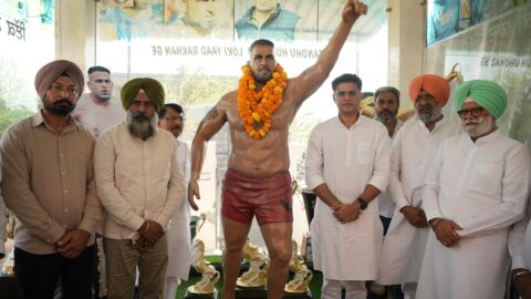 पंजाब में गैंगस्टरवाद और नशे की समस्या को लेकर कांग्रेस ने आम आदमी पार्टी सरकार पर निशाना साधा है। पंजाब प्रदेश कांग्रेस कमेटी के अध्यक्ष परगट सिंह और पंजाब कांग्रेस प्रभारी सचिन पायलट ने अपने पंजाब दौरे के दौरान जालंधर जिले के नकोदर और शाहकोट का दौरा किया। इस दौरान उन्होंने फिरौती न देने पर हत्या के शिकार हुए युवा कारोबारी टिम्मी चावला के परिवार तथा मशहूर कबड्डी खिलाड़ी संदीप नंगल अंबियां के परिवार से मुलाकात कर दुख साझा किया। कांग्रेस नेताओं ने पीड़ित परिवारों को इंसाफ दिलाने के लिए हर संभव प्रयास करने का भरोसा दिया। पंजाब में गैंगस्टरवाद और कानून-व्यवस्था पर उठाए सवाल परगट सिंह और सचिन पायलट ने कहा कि पंजाब में गैंगस्टरवाद, फिरौती और आपराधिक वारदातों से प्रभावित परिवार लंबे समय से न्याय की प्रतीक्षा कर रहे हैं। उन्होंने कहा कि टिम्मी चावला और संदीप नंगल अंबियां के परिवार पिछले चार साल से अधिक समय से इंसाफ की उम्मीद में पुलिस थानों और अदालतों के चक्कर काट रहे हैं, लेकिन उनकी परेशानियां अभी तक दूर नहीं हुई हैं। कांग्रेस नेताओं ने कहा कि इन परिवारों को न्याय दिलाना सरकार और प्रशासन की जिम्मेदारी है। कांग्रेस पीड़ित परिवारों की आवाज को विधानसभा से लेकर लोकसभा तक उठाएगी और न्याय मिलने तक उनके साथ खड़ी रहेगी। टिम्मी चावला हत्याकांड में न्याय में देरी पर सवाल नकोदर में युवा कारोबारी टिम्मी चावला के परिवार से मुलाकात के दौरान कांग्रेस नेताओं ने मामले में न्याय मिलने में हो रही देरी पर सवाल उठाए। टिम्मी चावला की हत्या फिरौती न देने के मामले से जुड़ी थी। कांग्रेस नेताओं ने कहा कि इतने लंबे समय तक न्याय की प्रतीक्षा करना पीड़ित परिवार के लिए बेहद पीड़ादायक है। उन्होंने कहा कि गंभीर आपराधिक मामलों में निष्पक्ष जांच और समय पर कानूनी कार्रवाई सुनिश्चित होनी चाहिए। पीड़ित परिवारों को न्याय दिलाने के लिए पुलिस और प्रशासन को अपनी जिम्मेदारी पूरी गंभीरता से निभानी चाहिए। संदीप नंगल अंबियां के परिवार से मिले सचिन पायलट और परगट सिंह शाहकोट के गांव नंगल अंबियां में कांग्रेस नेताओं ने प्रसिद्ध कबड्डी खिलाड़ी संदीप नंगल अंबियां के परिवार से मुलाकात की। इस दौरान उन्होंने परिवार के सदस्यों के साथ दुख साझा किया और न्याय की लड़ाई में सहयोग का भरोसा दिया। कांग्रेस नेताओं ने संदीप नंगल अंबियां की पत्नी को नौकरी देने के वादे को पूरा न किए जाने को लेकर मुख्यमंत्री भगवंत मान की आलोचना की। उन्होंने कहा कि पीड़ित परिवारों से किए गए वादों को पूरा करना सरकार का दायित्व है। प्रभावित परिवारों को केवल आश्वासन देने के बजाय ठोस कार्रवाई की जरूरत है। पंजाब पुलिस को राजनीतिक दबाव से मुक्त करने की मांग मीडिया से बातचीत करते हुए कांग्रेस नेताओं ने कहा कि पंजाब भर में पीड़ित परिवारों से मुलाकात करने का उद्देश्य उनकी समस्याओं को समझना और न्याय व्यवस्था में सुधार की जरूरतों को सामने लाना है। उन्होंने आरोप लगाया कि आम आदमी पार्टी की सरकार राजनीतिक हितों के लिए पुलिस का इस्तेमाल कर रही है। उनके अनुसार, पुलिस को राजनीतिक दबाव से मुक्त होकर कानून के मुताबिक निष्पक्ष कार्रवाई करनी चाहिए। उन्होंने कहा कि लोकतंत्र की मजबूती और कानून का राज बनाए रखने के लिए पुलिस प्रशासन का स्वतंत्र एवं निष्पक्ष तरीके से काम करना जरूरी है। कांग्रेस नेताओं ने पंजाब की कानून-व्यवस्था पर चिंता जताते हुए कहा कि हत्या और फिरौती जैसी गंभीर घटनाओं से लोगों में असुरक्षा की भावना पैदा होती है। उन्होंने आरोप लगाया कि गैंगस्टरवाद समाप्त करने के सरकारी दावों के बावजूद लोगों को फिरौती की कॉल और धमकियों का सामना करना पड़ रहा है। उन्होंने कहा कि पीड़ित परिवारों पर केस वापस लेने का दबाव बनाए जाने की शिकायतें भी गंभीरता से जांची जानी चाहिए। नशे के मुद्दे पर भाजपा को भी घेरा पंजाब में नशे की समस्या के लिए कांग्रेस को जिम्मेदार ठहराने के भाजपा के आरोपों पर कांग्रेस नेताओं ने पलटवार किया। उन्होंने कहा कि भाजपा अकाली दल के साथ गठबंधन में पंजाब में सरकार चला चुकी है और उस दौरान भी नशे की समस्या बनी रही। कांग्रेस नेताओं ने केंद्र सरकार की भूमिका पर सवाल उठाते हुए कहा कि केंद्र के पास गृह मंत्रालय और रक्षा मंत्रालय जैसे महत्वपूर्ण विभाग हैं। इसके बावजूद सीमा पार से नशीले पदार्थों और हथियारों की तस्करी रोकने के लिए और प्रभावी कदम उठाए जाने की जरूरत है। उन्होंने केंद्र सरकार से इस समस्या पर अपनी जिम्मेदारी निभाने की मांग की। नकोदर में कथित अवैध माइनिंग का मुद्दा भी उठाया दौरे के दौरान कांग्रेस नेताओं ने नकोदर विधानसभा क्षेत्र में कथित तौर पर बड़े पैमाने पर हो रही माइनिंग का मुद्दा भी उठाया। उन्होंने स्थानीय विधायक पर मिलीभगत के आरोप लगाए और इस मामले की निष्पक्ष जांच की जरूरत बताई। ये आरोप कांग्रेस नेताओं की ओर से लगाए गए हैं। इस अवसर पर पंजाब कांग्रेस के सह-प्रभारी रविंदर दलवी, कपूरथला के विधायक राणा गुरजीत सिंह, शाहकोट के विधायक हरदेव सिंह लाडी सहित अन्य कांग्रेस नेता भी मौजूद रहे। कांग्रेस नेताओं ने कहा कि पंजाब में गैंगस्टरवाद, नशे और अपराध से प्रभावित परिवारों को न्याय दिलाना प्राथमिकता होनी चाहिए। उन्होंने सरकार से कानून-व्यवस्था मजबूत करने, निष्पक्ष जांच सुनिश्चित करने और पीड़ित परिवारों के साथ किए गए वादों को पूरा करने की मांग की।