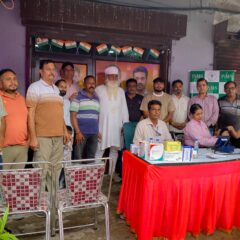 वंश शर्मा फ्री मेडिकल कैंप में लोगों की निःशुल्क स्वास्थ्य जांच
