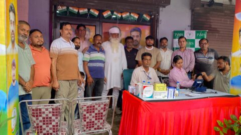 वंश शर्मा फ्री मेडिकल कैंप में लोगों की निःशुल्क स्वास्थ्य जांच