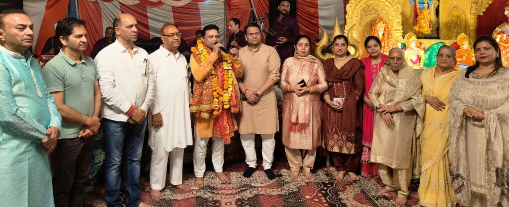 श्री गीता मंदिर भजन संध्या में कुमार हरीश एंड पार्टी माता रानी की भेंटें प्रस्तुत करते हुए  