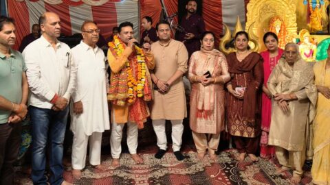 श्री गीता मंदिर भजन संध्या में कुमार हरीश एंड पार्टी माता रानी की भेंटें प्रस्तुत करते हुए