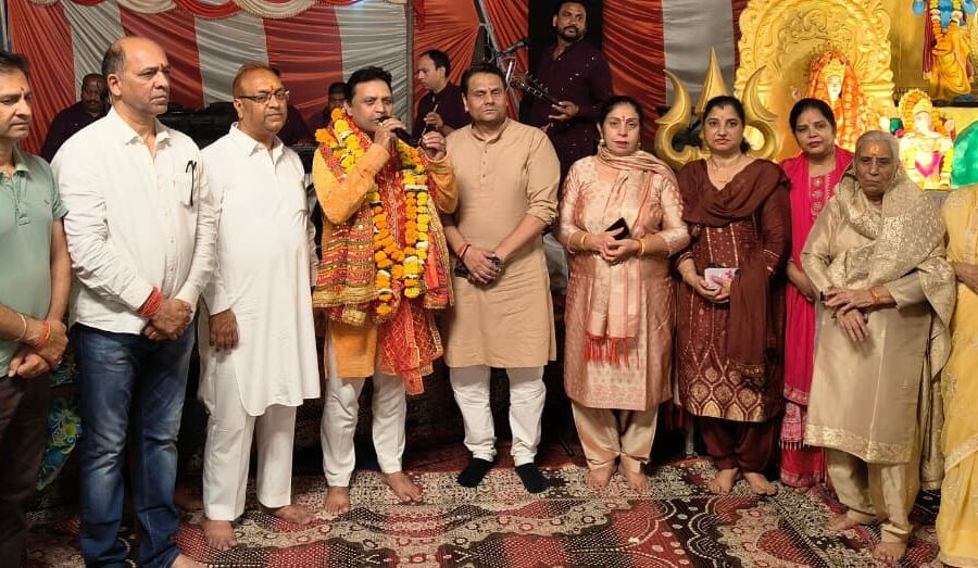 श्री गीता मंदिर भजन संध्या में कुमार हरीश एंड पार्टी माता रानी की भेंटें प्रस्तुत करते हुए